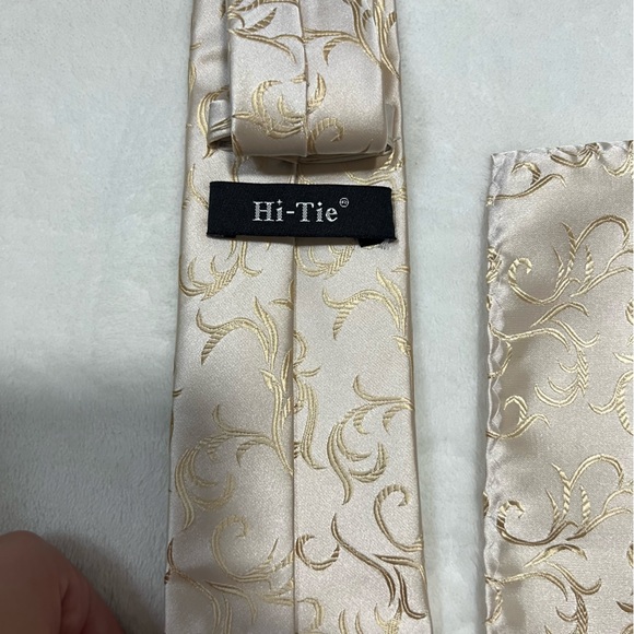 HI TIE GOLDEN TIE AND HANDKERCHIEF - Picture 2 of 3